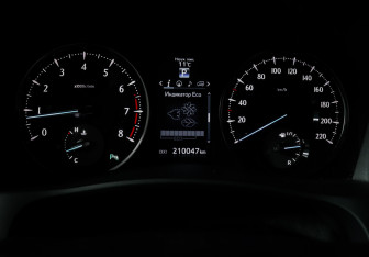 Подержанный автомобиль Toyota Alphard 2015 года (11 фото)