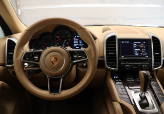 Подержанный автомобиль Porsche Cayenne 2015 года (16 фото)