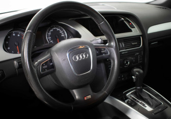 Подержанный автомобиль Audi A4 Sedan 2011 года (9 фото)