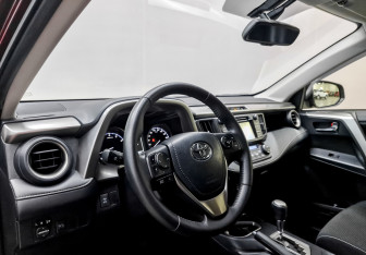 Подержанный автомобиль Toyota RAV4 2015 года (16 фото)