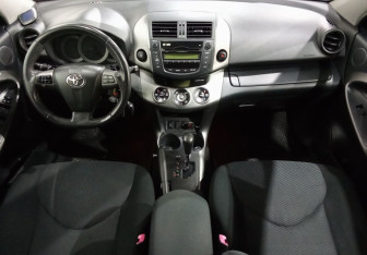 Подержанный автомобиль Toyota RAV4 2010 года (12 фото)