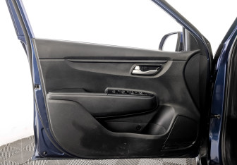 Подержанный автомобиль Kia Rio Hatchback 2021 года (19 фото)