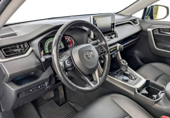 Подержанный автомобиль Toyota RAV4 2022 года (16 фото)
