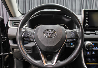 Подержанный автомобиль Toyota RAV4 2021 года (12 фото)