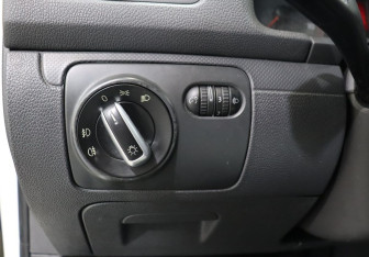 Подержанный автомобиль Volkswagen Golf Hatchback 2004 года (12 фото)