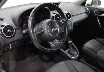 Подержанный автомобиль Audi A1 2011 года (11 фото)