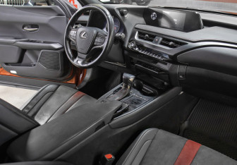 Подержанный автомобиль Lexus UX 2018 года (11 фото)