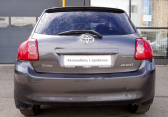 Подержанный автомобиль Toyota Auris Hatchback 2007 года (6 фото)