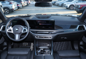 Подержанный автомобиль BMW X5 2025 года (12 фото)