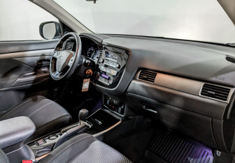 Подержанный автомобиль Mitsubishi Outlander 2018 года (11 фото)