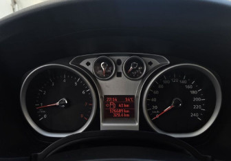 Подержанный автомобиль Ford Focus Hatchback 2010 года (12 фото)