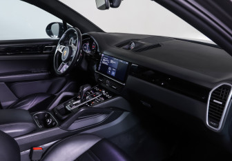Подержанный автомобиль Porsche Cayenne 2020 года (10 фото)