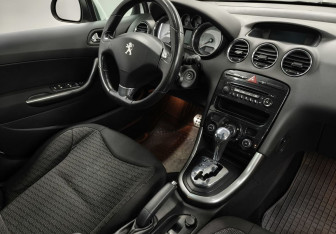 Подержанный автомобиль Peugeot 308 Hatchback 2011 года (12 фото)