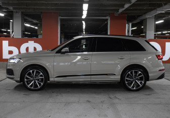 Подержанный автомобиль Audi Q7 2021 года (8 фото)