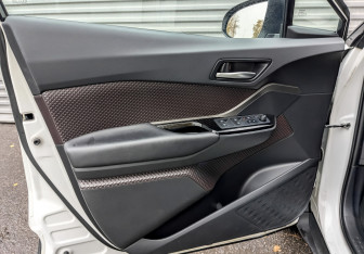 Подержанный автомобиль Toyota C-HR 2019 года (20 фото)