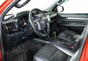Подержанный автомобиль Toyota Hilux 2020 года (7 фото)