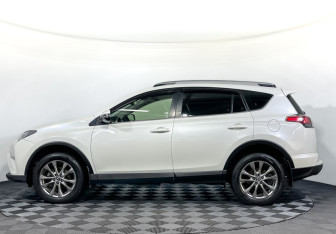 Подержанный автомобиль Toyota RAV4 2016 года (8 фото)