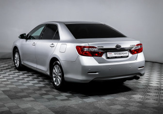 Подержанный автомобиль Toyota Camry Sedan 2013 года (7 фото)