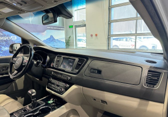 Подержанный автомобиль Kia Carnival 2018 года (10 фото)