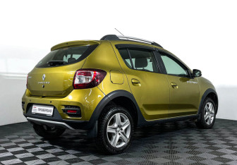 Подержанный автомобиль Renault Sandero 2018 года (5 фото)