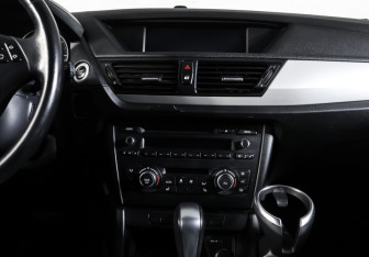 Подержанный автомобиль BMW X1 2014 года (14 фото)