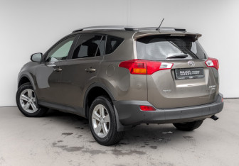 Подержанный автомобиль Toyota RAV4 2014 года (7 фото)