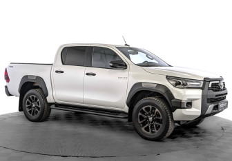 Подержанный автомобиль Toyota Hilux 2021 года (3 фото)