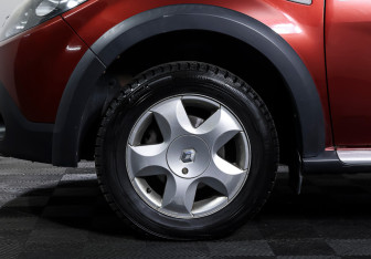 Подержанный автомобиль Renault Sandero 2011 года (20 фото)