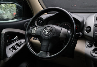 Подержанный автомобиль Toyota RAV4 2008 года (11 фото)