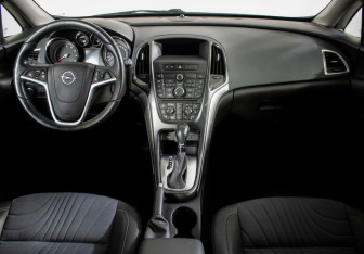 Подержанный автомобиль Opel Astra Wagon 2014 года (11 фото)