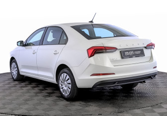 Подержанный автомобиль Skoda Rapid Liftback 2022 года (7 фото)