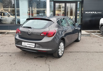 Подержанный автомобиль Opel Astra Sedan 2014 года (5 фото)