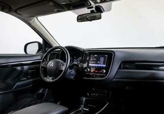 Подержанный автомобиль Mitsubishi Outlander 2020 года (5 фото)