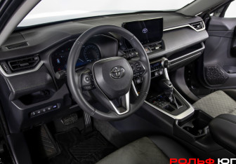 Подержанный автомобиль Toyota RAV4 2025 года (19 фото)