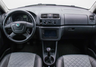 Подержанный автомобиль Skoda Fabia Hatchback 2012 года (13 фото)