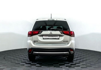 Подержанный автомобиль Mitsubishi Outlander 2015 года (6 фото)