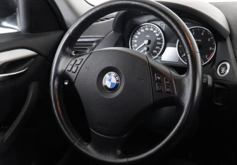 Подержанный автомобиль BMW X1 2014 года (12 фото)