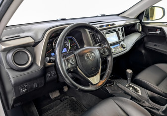 Подержанный автомобиль Toyota RAV4 2015 года (17 фото)
