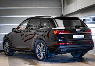 Подержанный автомобиль Audi Q7 2021 года (6 фото)