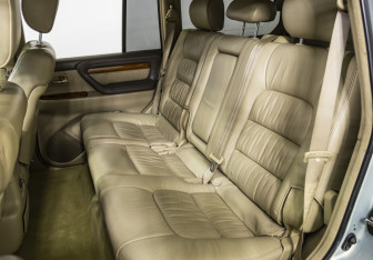 Подержанный автомобиль Lexus LX 2004 года (15 фото)