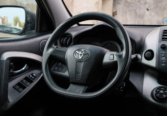 Подержанный автомобиль Toyota RAV4 2011 года (11 фото)