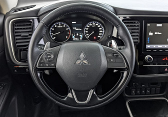 Подержанный автомобиль Mitsubishi Outlander 2021 года (21 фото)