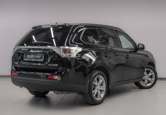 Подержанный автомобиль Mitsubishi Outlander 2014 года (5 фото)