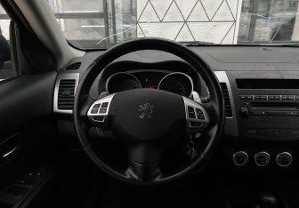 Подержанный автомобиль Peugeot 4007 2008 года (14 фото)