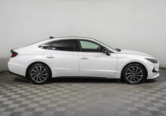 Подержанный автомобиль Hyundai Sonata 2019 года (4 фото)