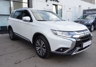 Подержанный автомобиль Mitsubishi Outlander 2021 года (3 фото)