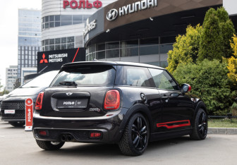Подержанный автомобиль MINI Hatch 2015 года (4 фото)