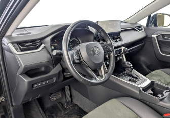 Подержанный автомобиль Toyota RAV4 2024 года (16 фото)