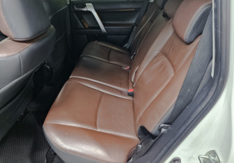 Подержанный автомобиль Toyota Land Cruiser Prado 2016 года (16 фото)