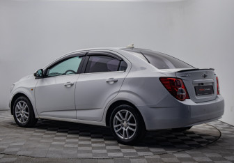 Подержанный автомобиль Chevrolet Aveo Sedan 2015 года (3 фото)